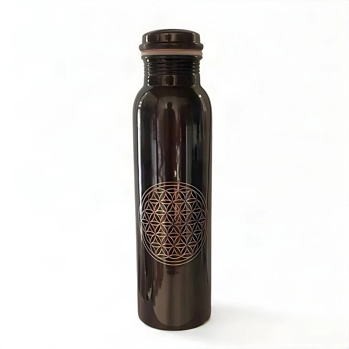 Antik-dunkle Kupfer-Trinkflasche Blume des Lebens freigestellt auf hellem Hintergrund mit weichem Schatten