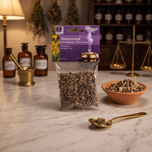 Alantwurzel, sortenreines Räucherwerk von Berk, 30 g: Packung auf der Marmortheke einer alten Apotheke am Abend, daneben eine Terracottaschale mit geschnittener Alantwurzel und ein Messinglöffel – Spirit of Gaia