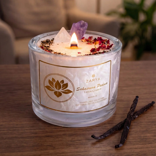 Chakra-Kerze Lotos Chakra Sahasrara Padma mit Bergkristall und Amethyst, Duft Vanille und Mandel: brennende Kerze mit kleiner Flamme am Abend auf einer dunklen Holzplatte im Wohnzimmer, daneben zwei Vanilleschoten – Spirit of Gaia