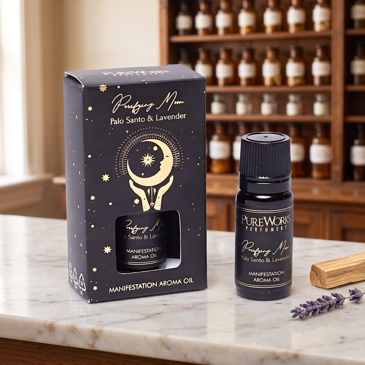 Aromaöl Purifying Moon (Palo Santo & Lavendel) von Pure Works: Fläschchen und schwarze Schachtel mit Goldprägung auf Marmortheke vor Apothekerschrank, daneben Palo-Santo-Holz und Lavendel – Spirit of Gaia