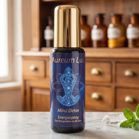 Energiespray Aureum Lux Mind Detox: Sprühflasche aus Violettglas auf Marmortheke vor Apothekerschrank, daneben ein Bergkristall und Minzblätter – Spirit of Gaia