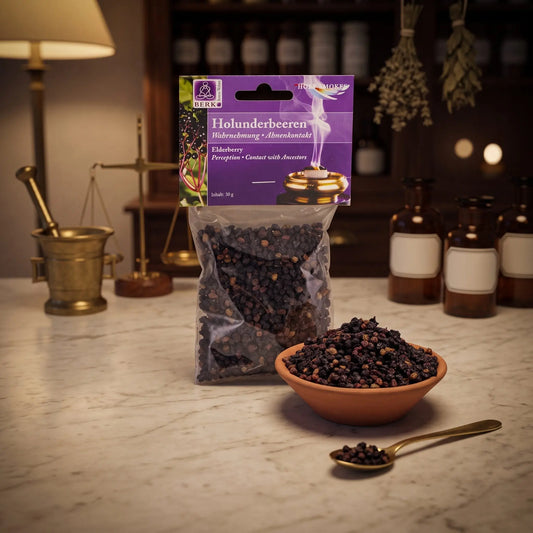 Holunderbeeren, sortenreines Räucherwerk von Berk, 30 g: Packung auf der Marmortheke einer alten Apotheke am Abend, daneben eine Terracottaschale mit getrockneten Holunderbeeren und ein Messinglöffel – Spirit of Gaia
