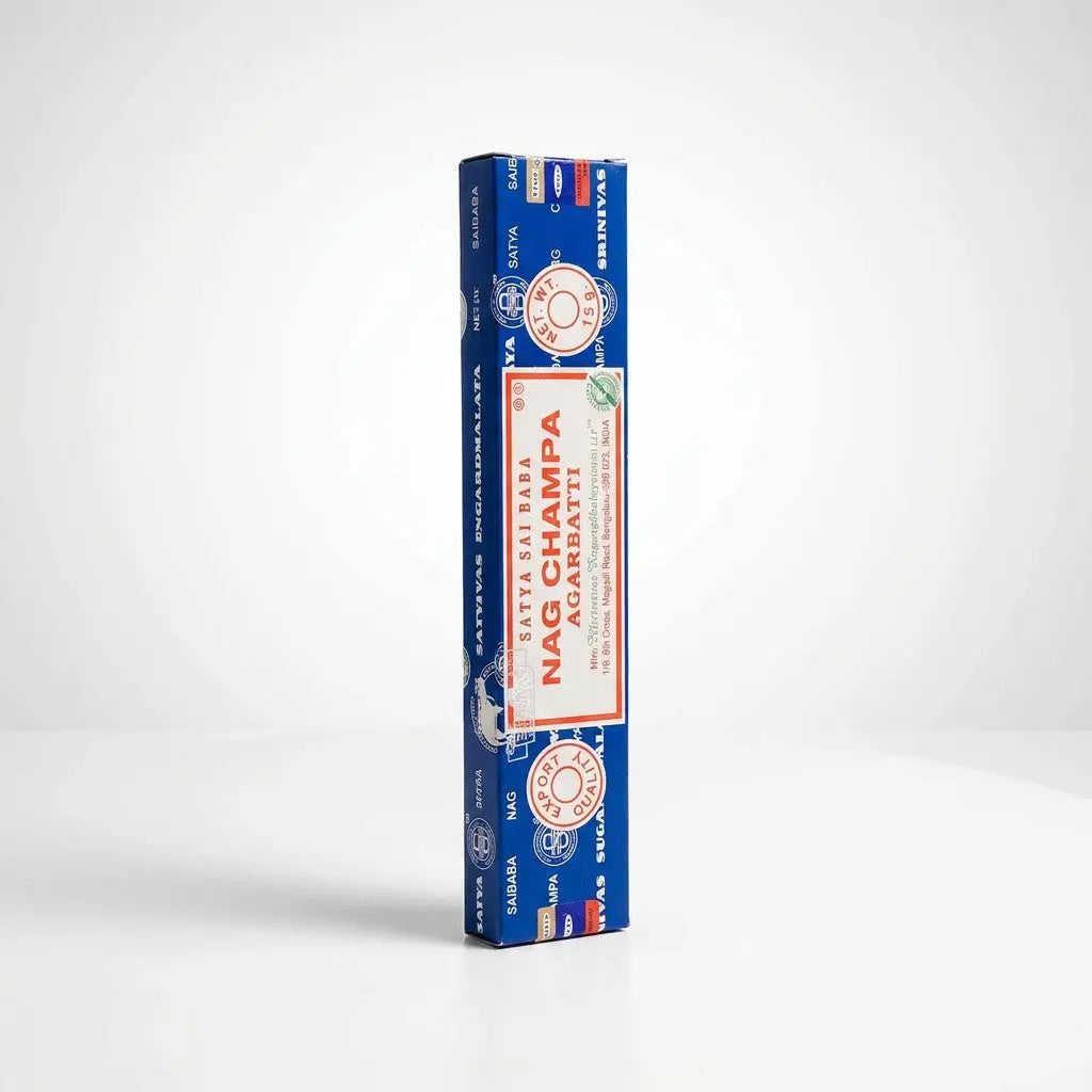 Satya Nag Champa Räucherstäbchen – Packung stehend auf weißem Hintergrund mit weichem Schatten