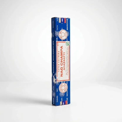 Satya Nag Champa Räucherstäbchen – Packung stehend auf weißem Hintergrund mit weichem Schatten