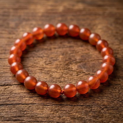Makro der naturbelassenen, translucenten Karneol-Perlen des Edelstein-Kugelarmbands