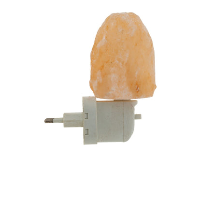 Salzkristall-Nachtlicht Natur mit Stecker, freigestellt auf weißem Grund