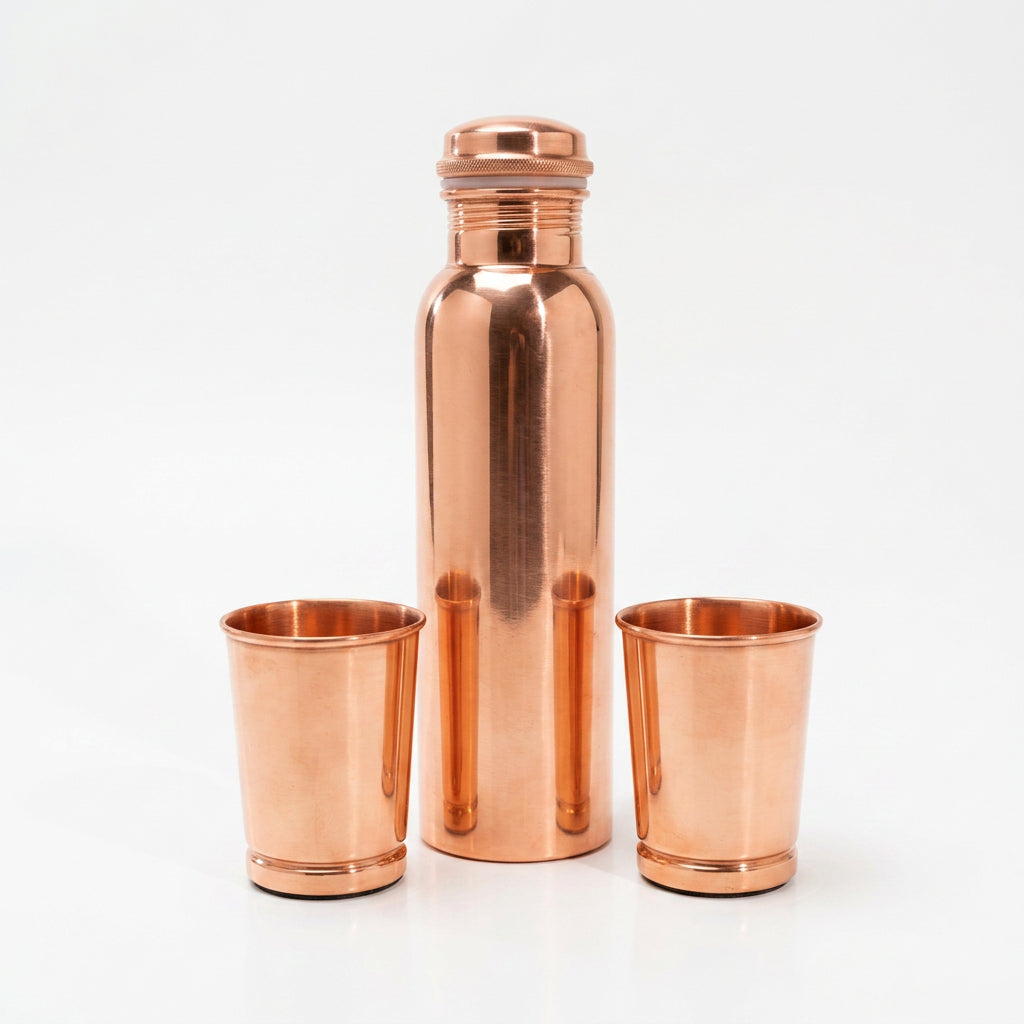 Kupfer-Trinkset Ayurveda glatt auf weißem Hintergrund, Flasche und zwei Becher