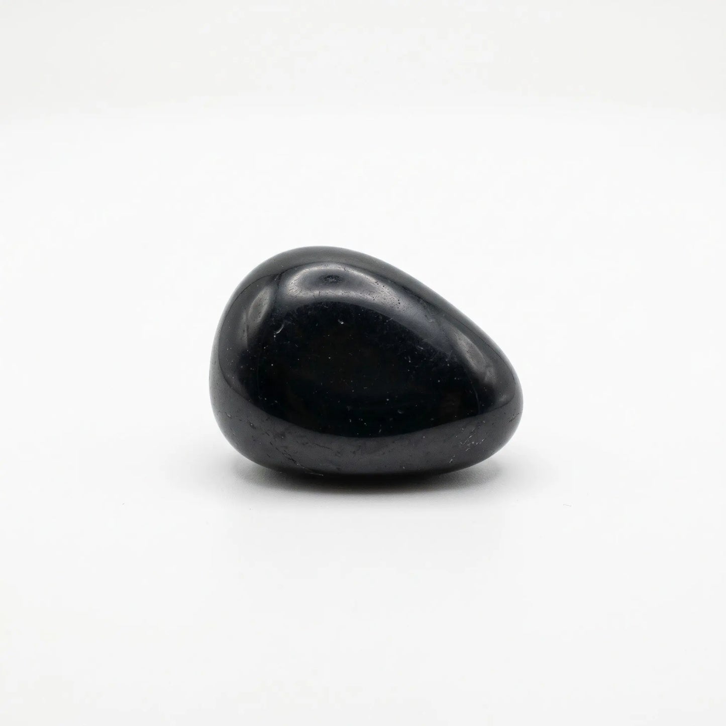 Obsidian Trommelstein – sauberer Packshot auf weißem Hintergrund mit weichem Schatten