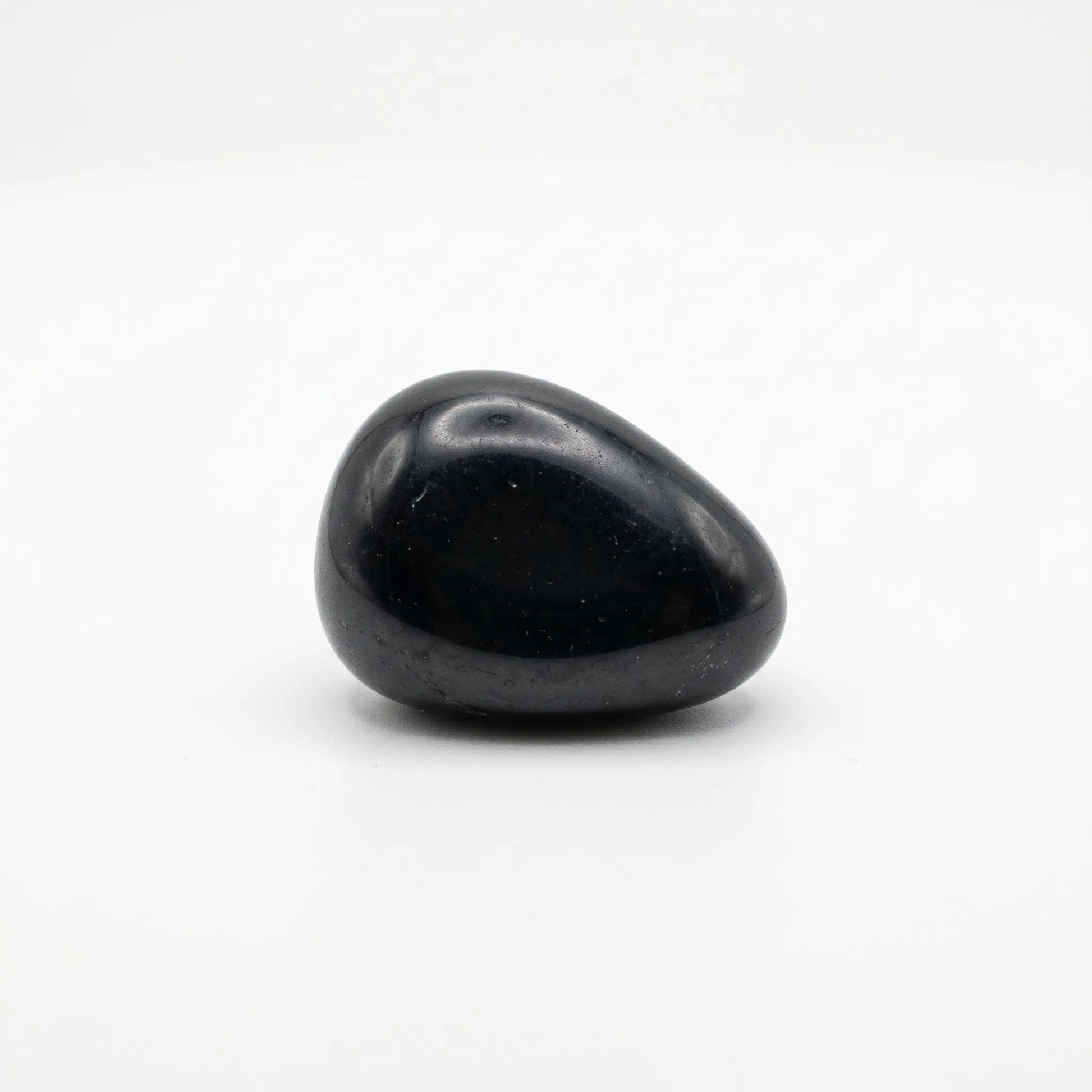 Obsidian Trommelstein – sauberer Packshot auf weißem Hintergrund mit weichem Schatten