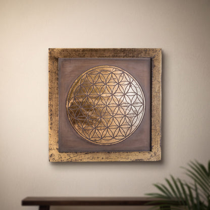 Wandbild Blume des Lebens aus MDF mit goldenem Rahmen, 40 × 40 cm, an einer hellen Putzwand in einem Meditationsraum am Abend