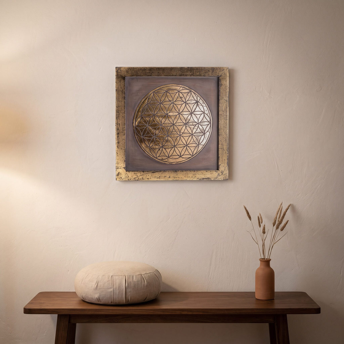 Das Wandbild Blume des Lebens über einer Holzbank mit Meditationskissen und einer Vase mit Trockengräsern