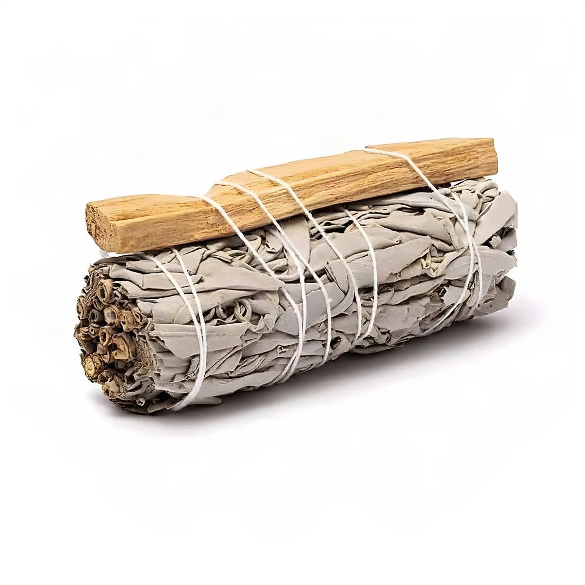 Salbeibündel mit Palo Santo freigestellt auf weißem Hintergrund mit weichem Schatten