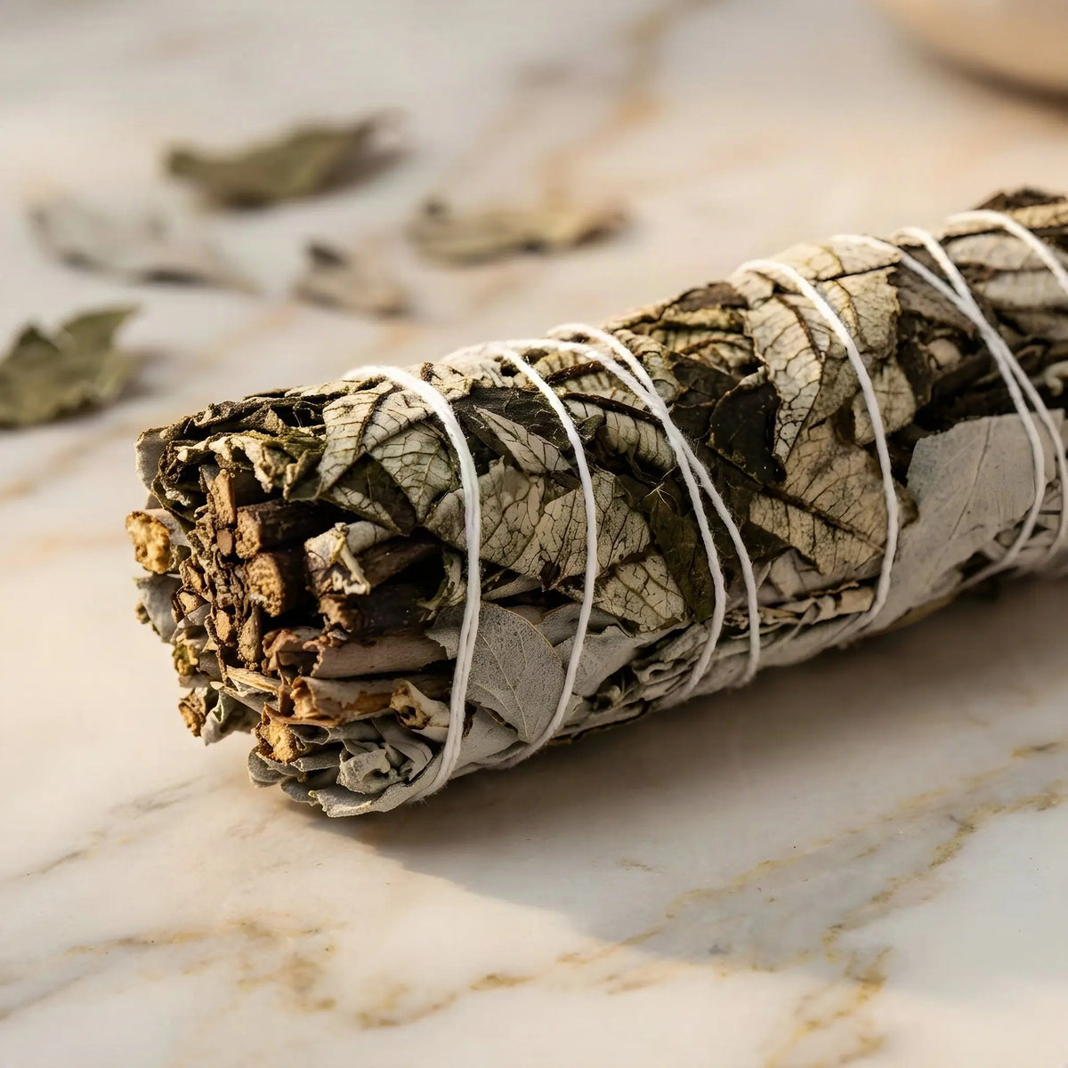 Nahaufnahme der dunklen Yerba-Santa-Blätter im weißen Salbeibündel