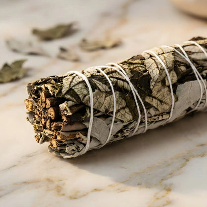 Nahaufnahme der dunklen Yerba-Santa-Blätter im weißen Salbeibündel