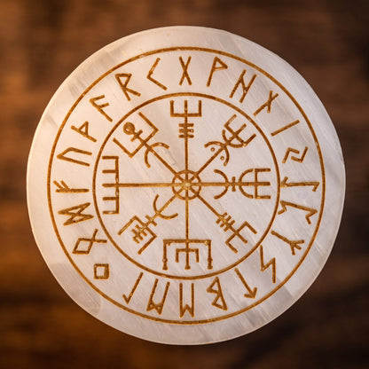 Nahaufnahme der Vegvisir-Gravur auf der Selenitplatte: acht Arme und Runenring in Goldbraun