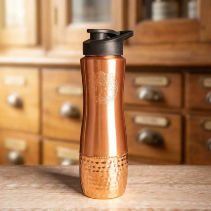 Kupfertrinkflasche Baum des Lebens 850 ml im Apothekerlook, ergonomische Form mit schwarzem Sportverschluss