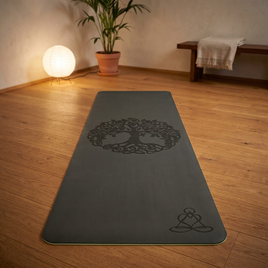 EcoBalance Yogamatte aus TPE, 182 × 61 cm, 6 mm, Baum des Lebens, dunkel/hellgrün: ausgerollt auf dem Holzboden, in der Mitte der geprägte Baum des Lebens, warmes Abendlicht – Spirit of Gaia