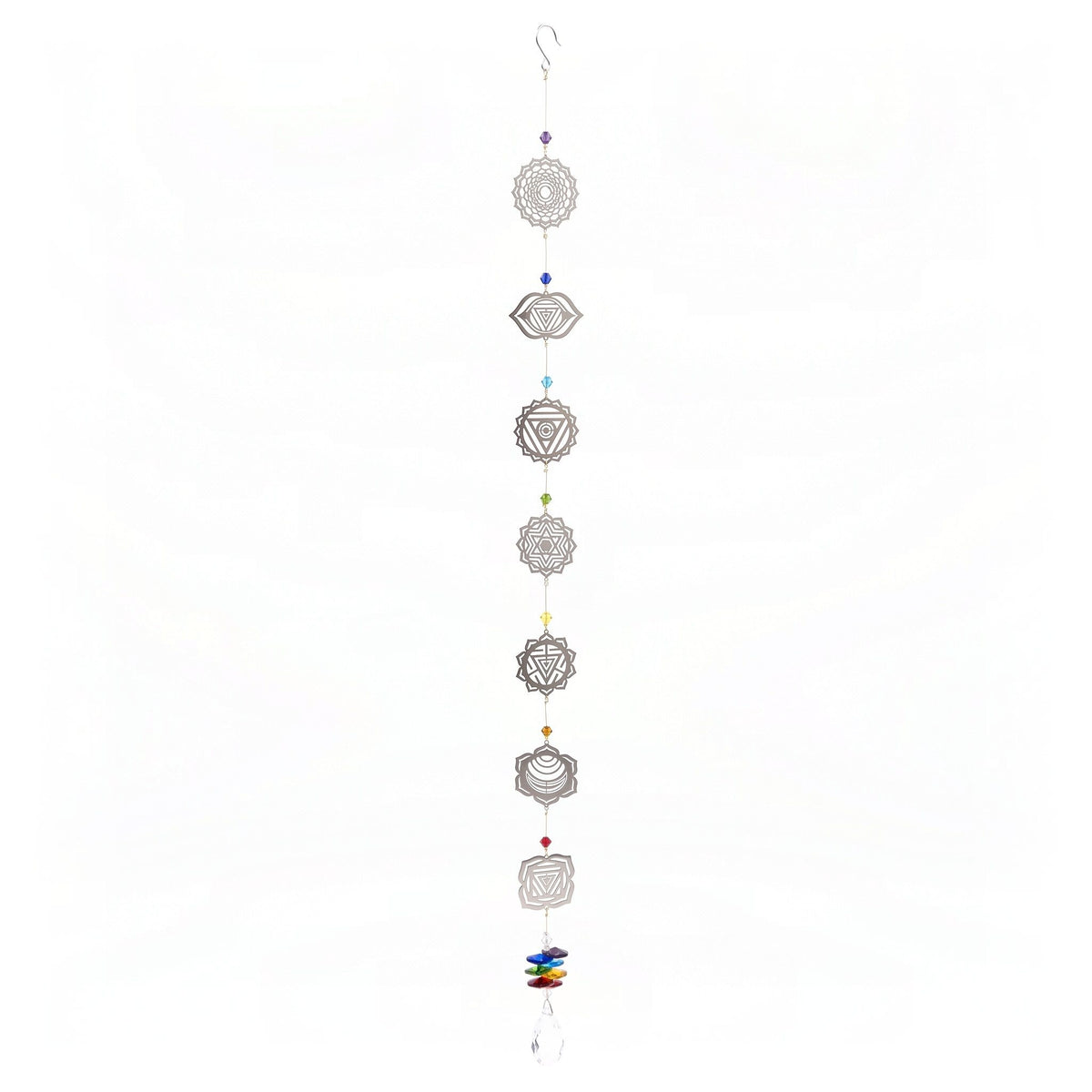 Chakra Suncatcher mit sieben Symbolen, Farbperlen und Glastropfen, freigestellt auf weißem Grund