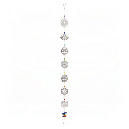 Chakra Suncatcher mit sieben Symbolen, Farbperlen und Glastropfen, freigestellt auf weißem Grund