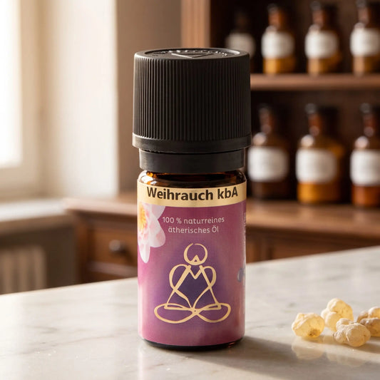 Ätherisches Öl Weihrauch: Fläschchen aus Braunglas auf Marmortheke vor Apothekerschrank, daneben Weihrauchharz – Spirit of Gaia