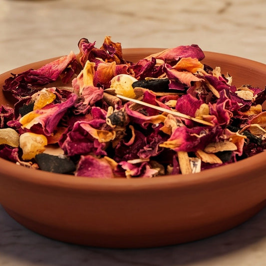 Verbindung zur Urkraft II, Räuchermischung der Reihe Einfach Räuchern von Berk, 50 ml im Korkglas: Nahaufnahme der Terracottaschale mit Rosenblüten und Harzstücken vor der warmen, unscharfen Abendapotheke – Spirit of Gaia