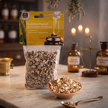 Kalmuswurzel, sortenreines Räucherwerk von Berk, 30 g: Packung auf der Marmortheke einer alten Apotheke am Abend, daneben eine Terracottaschale mit geschnittener Kalmuswurzel und ein Messinglöffel – Spirit of Gaia