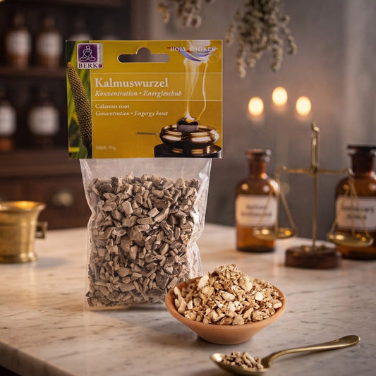 Kalmuswurzel, sortenreines Räucherwerk von Berk, 30 g: Packung auf der Marmortheke einer alten Apotheke am Abend, daneben eine Terracottaschale mit geschnittener Kalmuswurzel und ein Messinglöffel – Spirit of Gaia