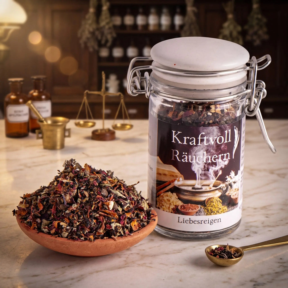 Liebesreigen, Räuchermischung der Reihe Kraftvoll Räuchern von Berk, 60 ml im Bügelglas: Glas auf der Marmortheke einer alten Apotheke am Abend, davor eine Terracottaschale mit der losen Mischung und ein Messinglöffel – Spirit of Gaia