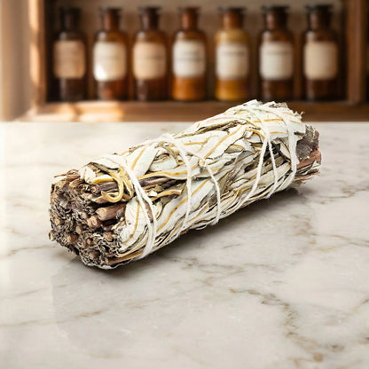 Sortenreines Yerba-Santa-Bündel auf Marmorablage vor einem Apothekerschrank – Spirit of Gaia