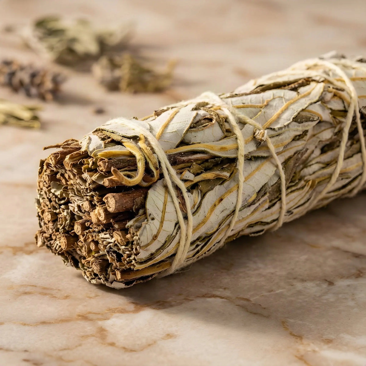 Nahaufnahme der Yerba-Santa-Blätter und der Bindung des Räucherbündels