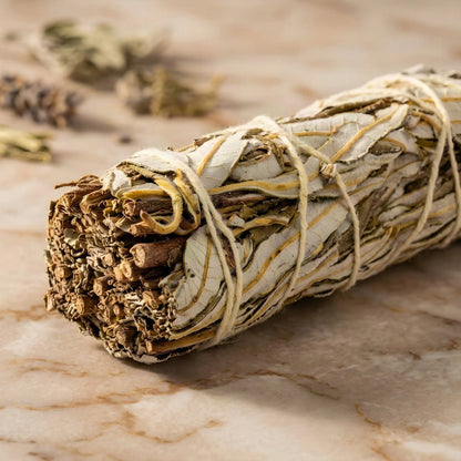 Nahaufnahme der Yerba-Santa-Blätter und der Bindung des Räucherbündels