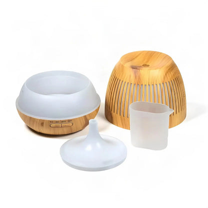 Aroma Diffuser Gaia geöffnet: Sockel mit Wassertank, Innendeckel, Hülle mit Lichtschlitzen und Messbecher