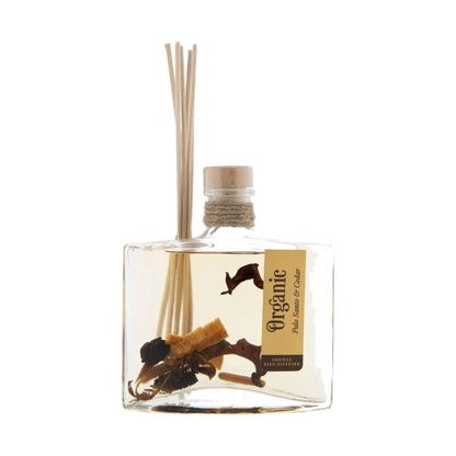 Reed Diffuser Palo Santo und Zeder, 150 ml, Flasche mit Schilfrohrstäbchen freigestellt auf weißem Grund