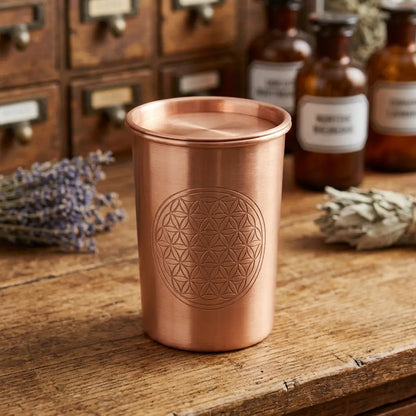 Kupferbecher Flower of Life mit leicht versenktem Kupferdeckel – Detailansicht