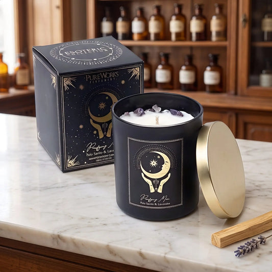 Manifestationskerze Purifying Moon mit Amethyst (Palo Santo & Lavendel) von Pure Works: große Kerze im schwarzen Glas mit Golddeckel und schwarze Schachtel mit Goldprägung auf Marmortheke vor Apothekerschrank, daneben Palo-Santo-Holz und Lavendel – Spirit of Gaia