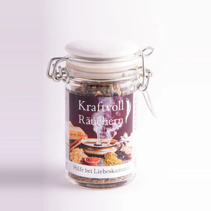Hilfe bei Liebeskummer, Räuchermischung der Reihe Kraftvoll Räuchern von Berk, 60 ml im Bügelglas: Bügelglas mit weißem Deckel und Etikett vor hellem Grund