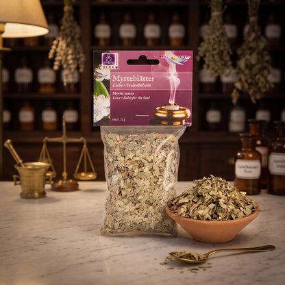 Myrteblätter, sortenreines Räucherwerk von Berk, 30 g: Packung auf der Marmortheke einer alten Apotheke am Abend, daneben eine Terracottaschale mit getrockneten Myrteblättern und ein Messinglöffel – Spirit of Gaia
