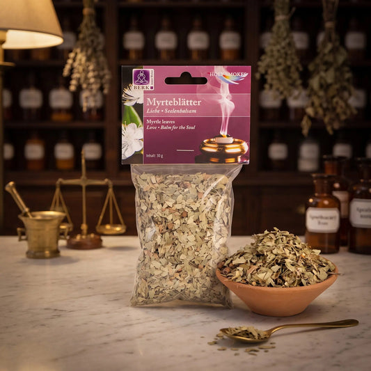 Myrteblätter, sortenreines Räucherwerk von Berk, 30 g: Packung auf der Marmortheke einer alten Apotheke am Abend, daneben eine Terracottaschale mit getrockneten Myrteblättern und ein Messinglöffel – Spirit of Gaia