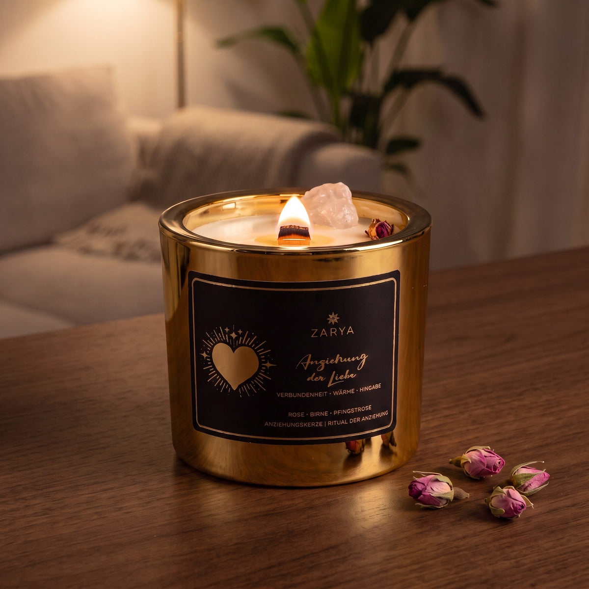 Die Kerze Anziehung der Liebe brennt auf einem dunklen Holztisch im Wohnzimmer am Abend