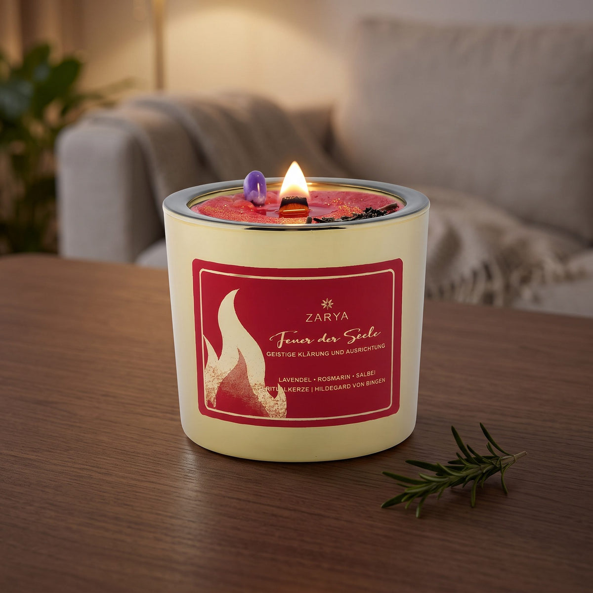 Die Kerze Feuer der Seele brennt auf einem dunklen Holztisch im Wohnzimmer am Abend