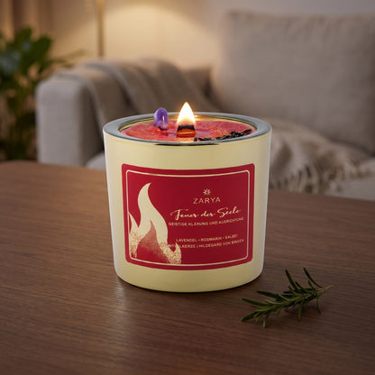 Die Kerze Feuer der Seele brennt auf einem dunklen Holztisch im Wohnzimmer am Abend