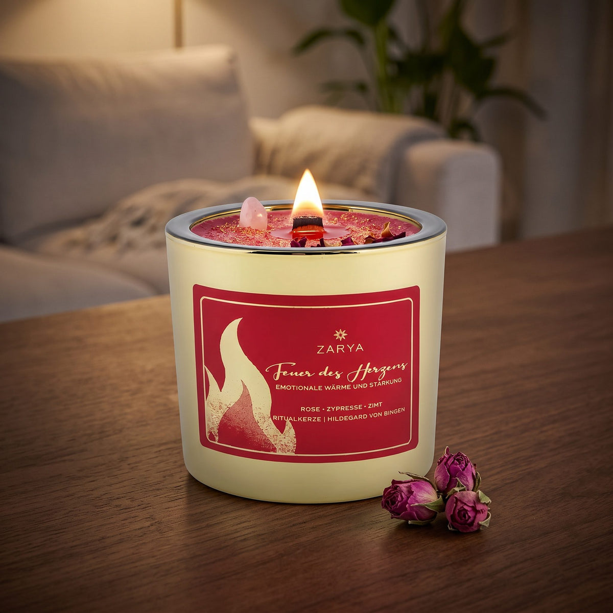 Die Kerze Feuer des Herzens brennt auf einem dunklen Holztisch im Wohnzimmer am Abend