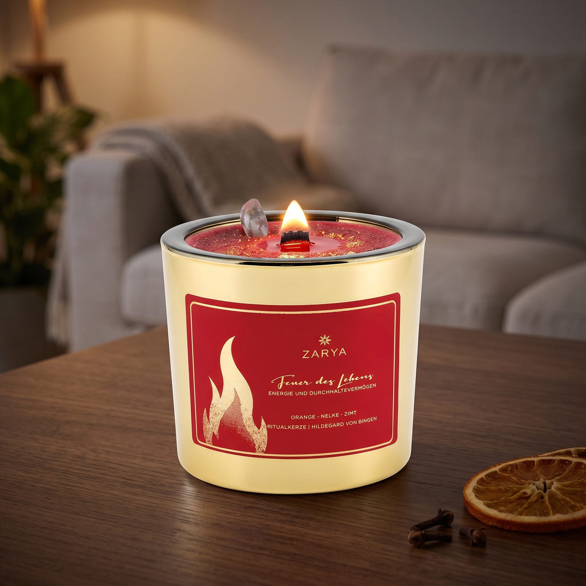 Die Kerze Feuer des Lebens brennt auf einem dunklen Holztisch im Wohnzimmer am Abend