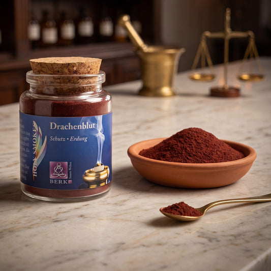 Drachenblut Pulver, reines Räucherharz von Berk, 60 ml im Korkglas: Korkglas auf der Marmortheke einer alten Apotheke am Abend, daneben eine Terracottaschale mit ziegelrotem Drachenblutpulver und ein Messinglöffel – Spirit of Gaia